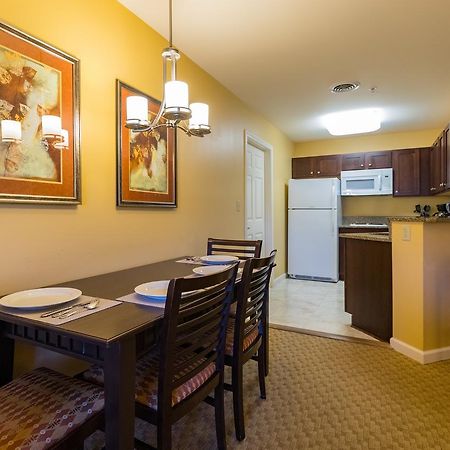 فندق فاكيشن فيليدج إن ذا بيركشايرز هانكوك المظهر الخارجي الصورة A kitchen in a typical two-bedroom unit