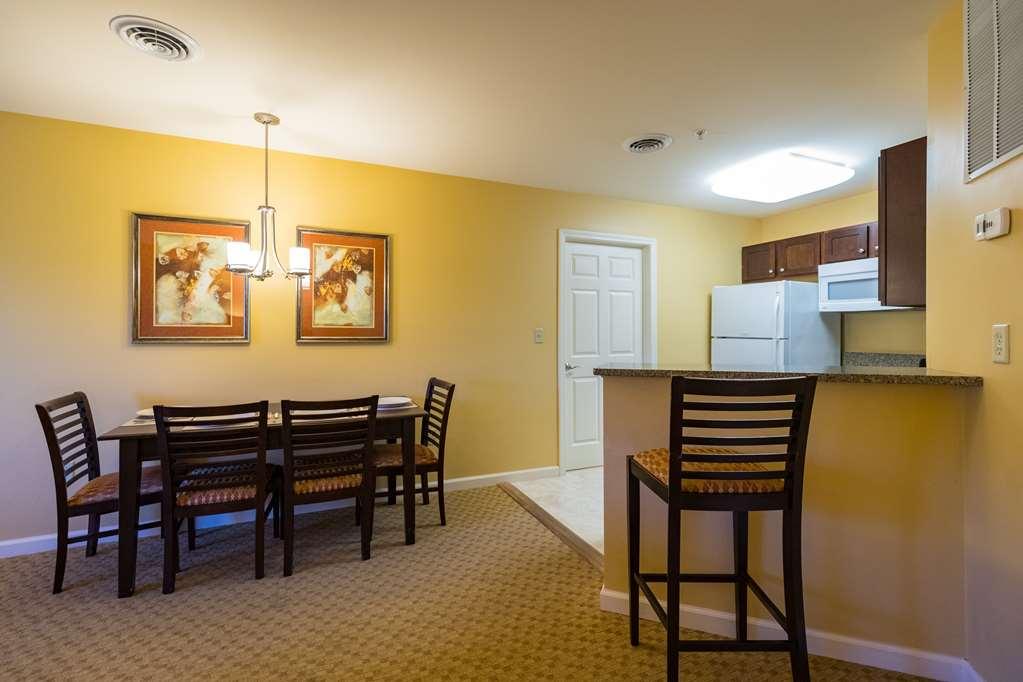 فندق فاكيشن فيليدج إن ذا بيركشايرز هانكوك الغرفة الصورة A typical kitchen and dining area in a typical two-bedroom villa