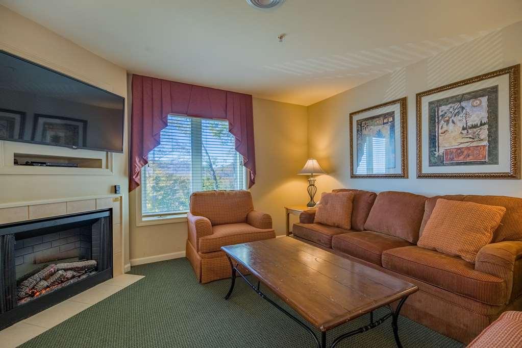 فندق فاكيشن فيليدج إن ذا بيركشايرز هانكوك الغرفة الصورة Living room at the Grand Summit Hotel