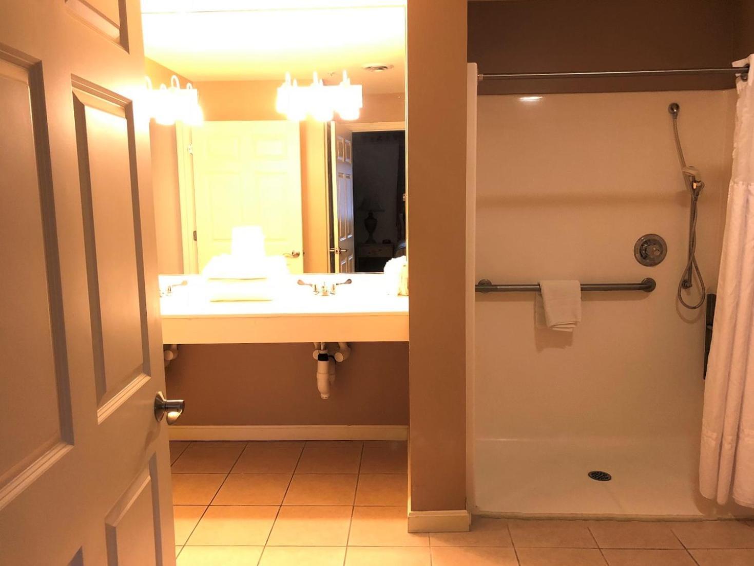فندق فاكيشن فيليدج إن ذا بيركشايرز هانكوك الغرفة الصورة A typical bathroom in a hotel