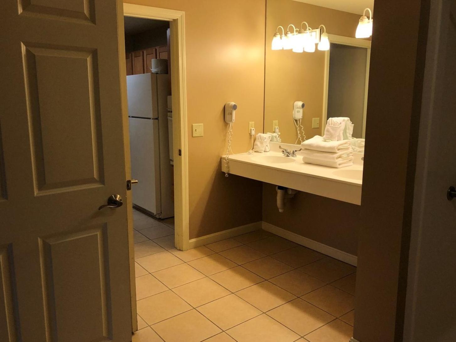 فندق فاكيشن فيليدج إن ذا بيركشايرز هانكوك الغرفة الصورة A bathroom at the Inn at the Opera