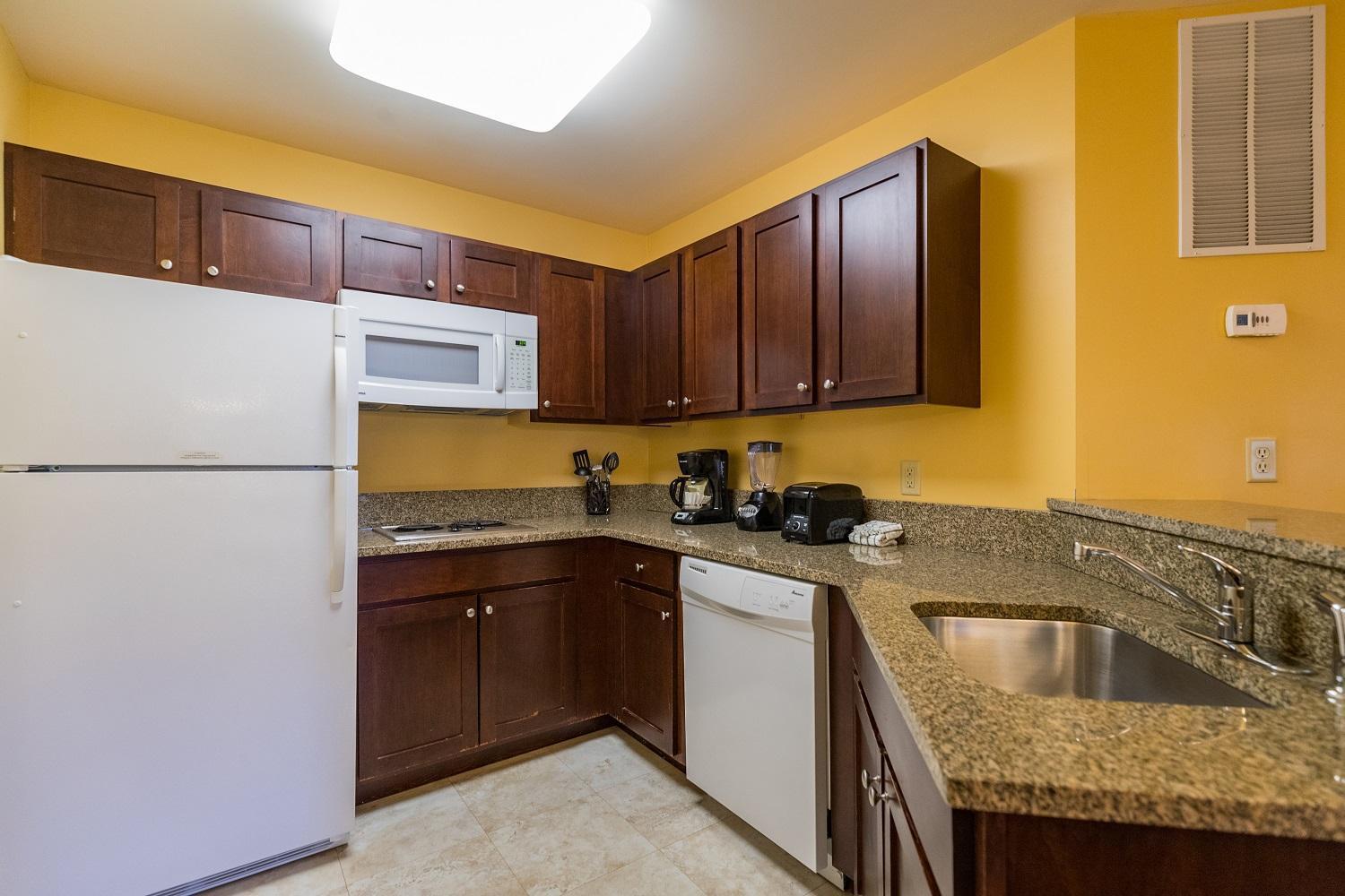 فندق فاكيشن فيليدج إن ذا بيركشايرز هانكوك الغرفة الصورة A typical kitchen in a Residence Inn