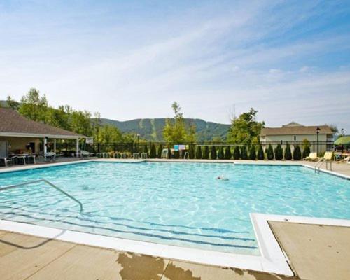 فندق فاكيشن فيليدج إن ذا بيركشايرز هانكوك المظهر الخارجي الصورة The pool at the Mountain Mile
