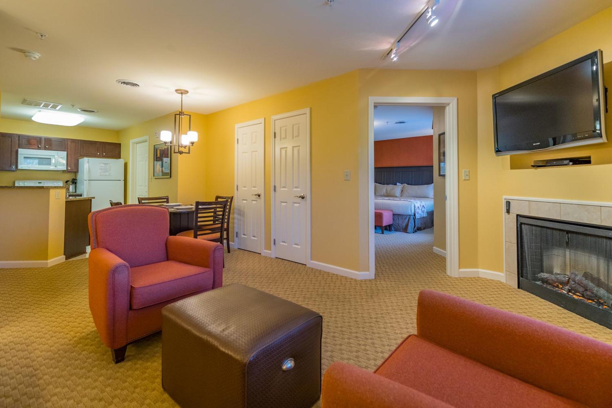 فندق فاكيشن فيليدج إن ذا بيركشايرز هانكوك المظهر الخارجي الصورة Living room of a typical two-bedroom suite