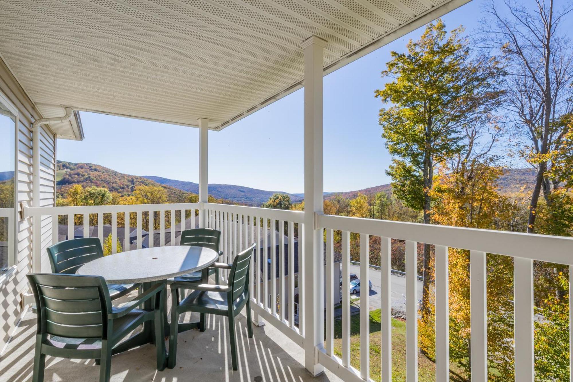 فندق فاكيشن فيليدج إن ذا بيركشايرز هانكوك المظهر الخارجي الصورة A balcony at the Riverview Apartments