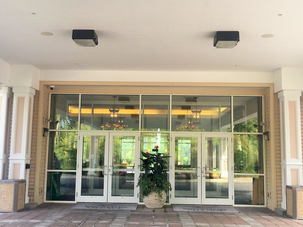 فندق فاكيشن فيليدج إن ذا بيركشايرز هانكوك المظهر الخارجي الصورة Entrance to the main building