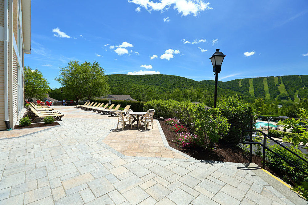 فندق فاكيشن فيليدج إن ذا بيركشايرز هانكوك المظهر الخارجي الصورة The patio at the Mountain View Grand Resort