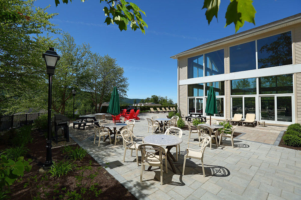 فندق فاكيشن فيليدج إن ذا بيركشايرز هانكوك المظهر الخارجي الصورة The patio at the Student Union Building