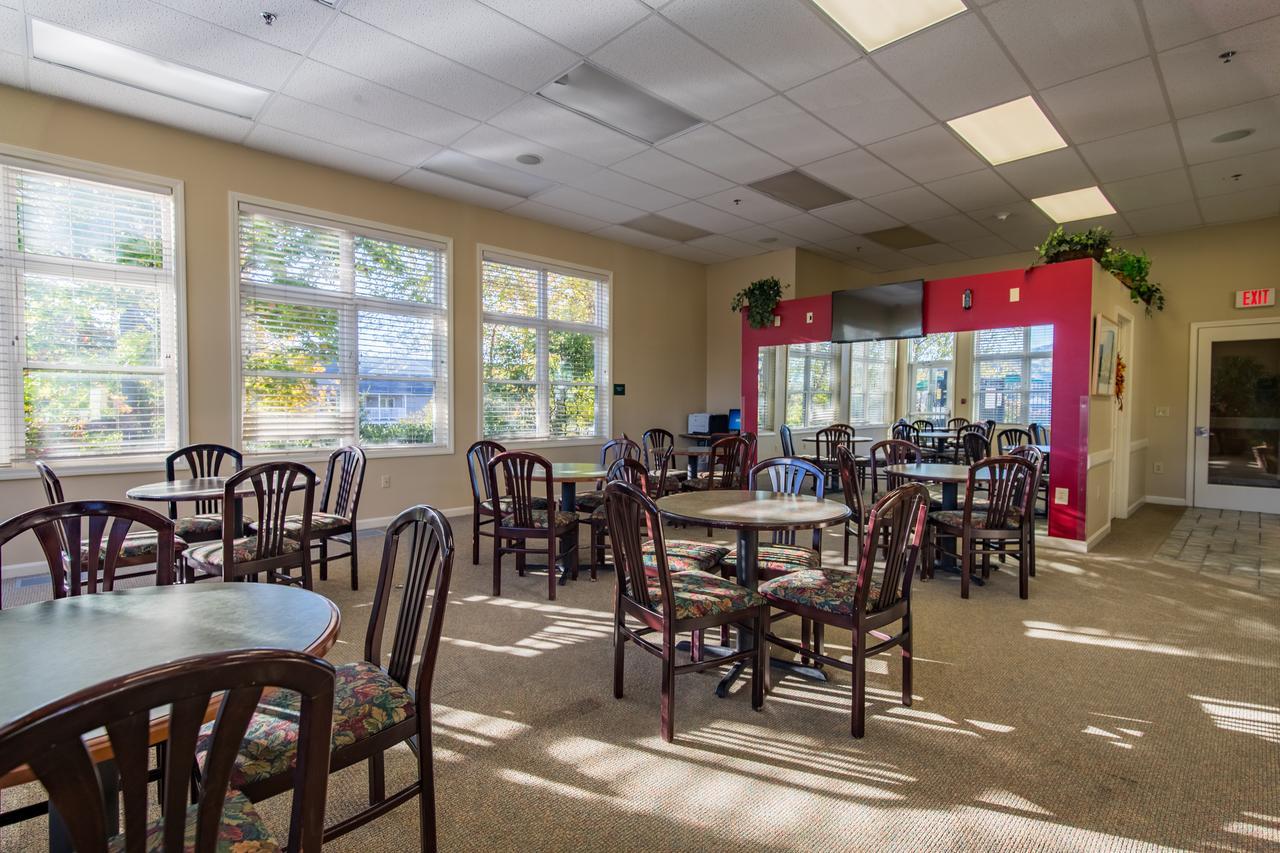 فندق فاكيشن فيليدج إن ذا بيركشايرز هانكوك المظهر الخارجي الصورة The dining room at the senior center