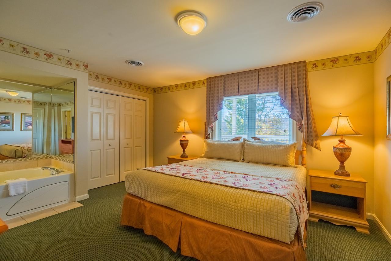 فندق فاكيشن فيليدج إن ذا بيركشايرز هانكوك المظهر الخارجي الصورة A bedroom at the Inn at the Opera House