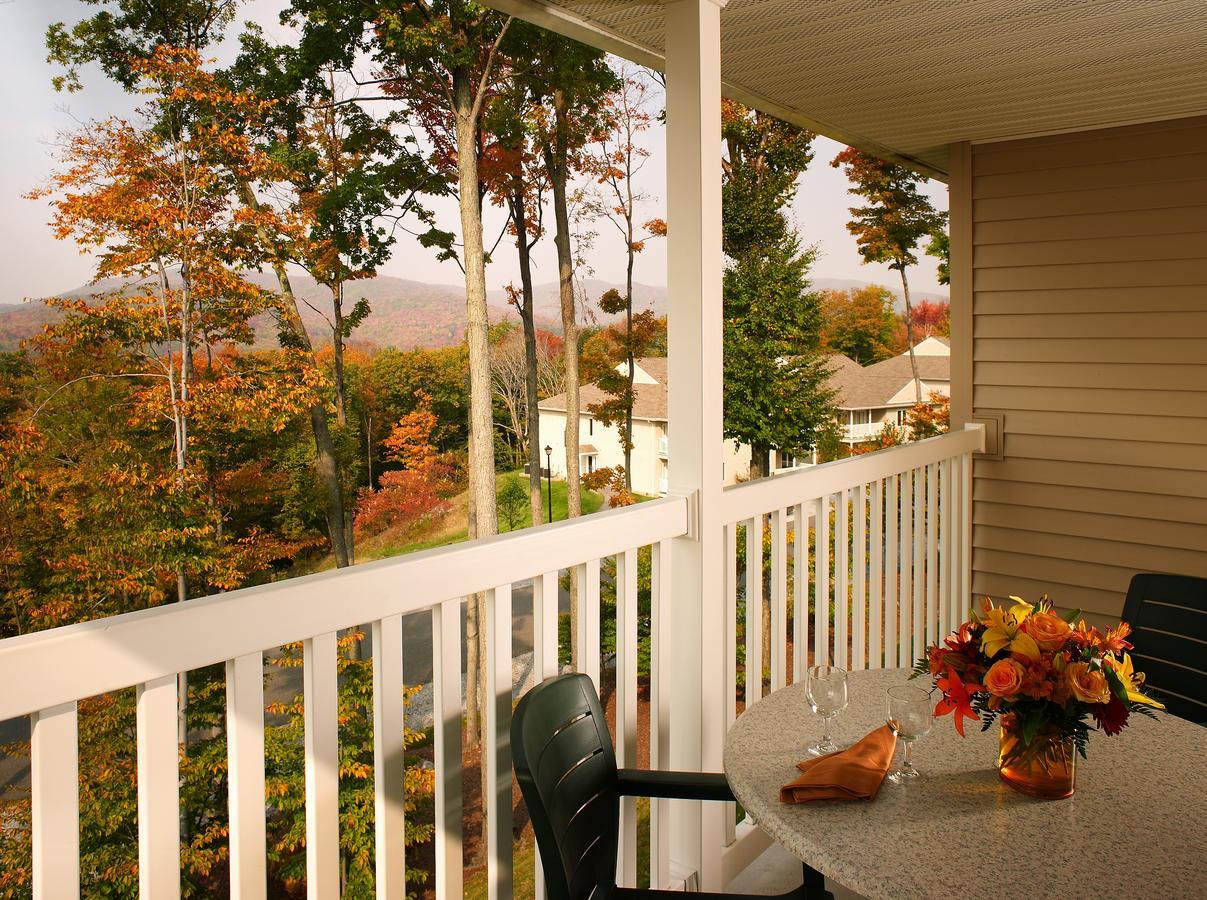 فندق فاكيشن فيليدج إن ذا بيركشايرز هانكوك المظهر الخارجي الصورة A typical balcony at the Inn at the Opera House