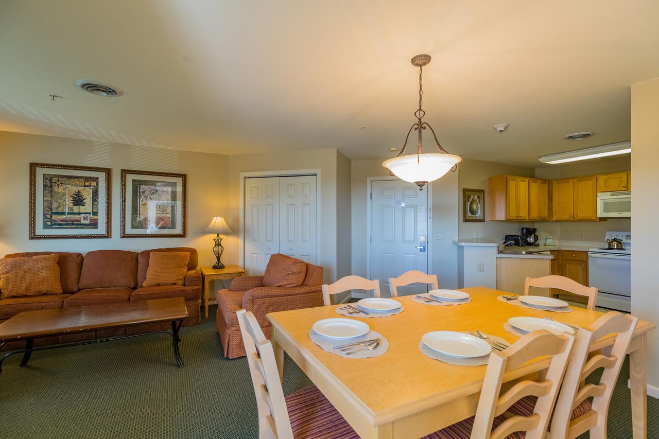 فندق فاكيشن فيليدج إن ذا بيركشايرز هانكوك المظهر الخارجي الصورة A typical living room and kitchen in a two-bedroom villa at Disney's Old Faithful Inn
