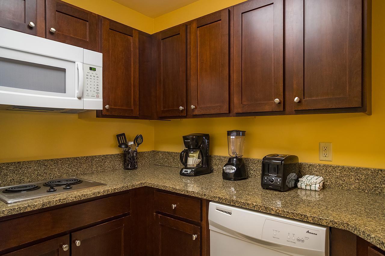 فندق فاكيشن فيليدج إن ذا بيركشايرز هانكوك المظهر الخارجي الصورة A typical kitchen in a Marriott Vacation Club villa