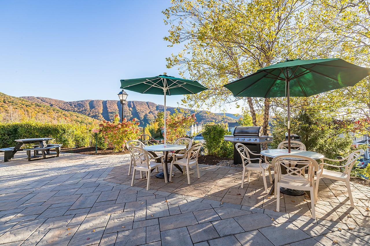 فندق فاكيشن فيليدج إن ذا بيركشايرز هانكوك المظهر الخارجي الصورة The patio at the lodge